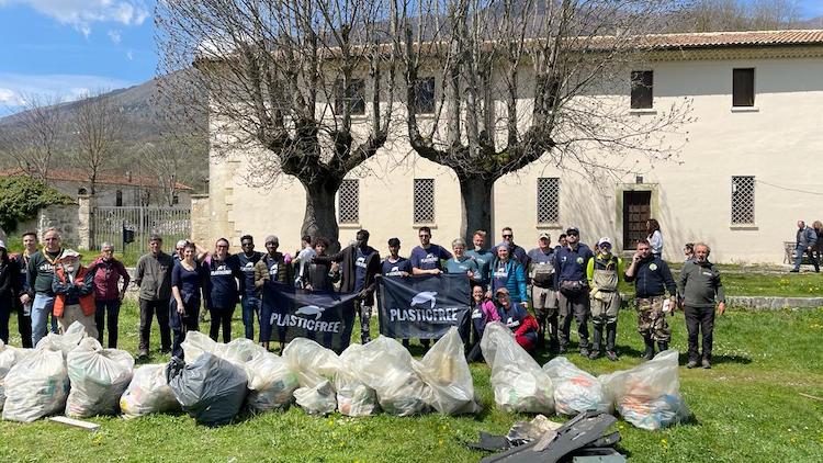 On Earth Day (22 April 2023) Fellow volunteer David Bohmert and I joined the PlasticFree Italy initiative in Castel di Sangro. Sunny greetings to organisers Paolo Buzzelli and Bice Buzzelli!