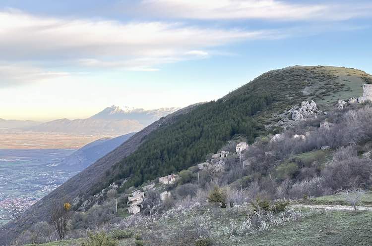Sperone is one of the villages being struck by the 1915 earthquake. At the bottom of the pine forest, you still see the vault. The village is abandoned now. To the left you see the Fucino Plain with Gioia dei Marsi and Casali di Aschi; after the earthquake both villages were relocated here.